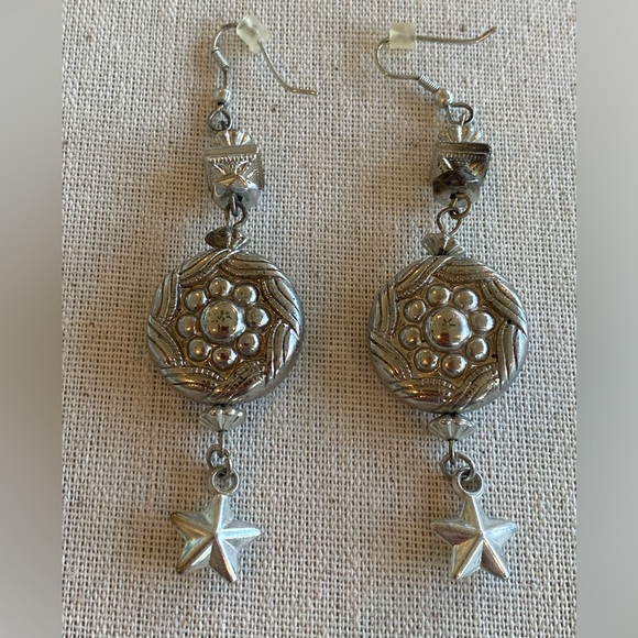 🎄$3 bundled Silver Tone Dangle Earrings - Picture 2 of 5